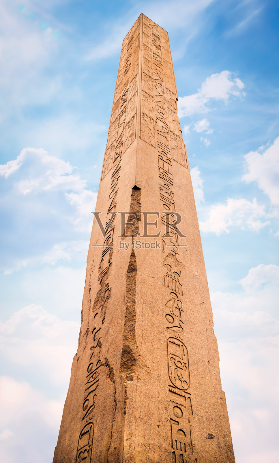 埃及卢克索卡纳克神庙的古代方尖碑与象形文字照片摄影图片