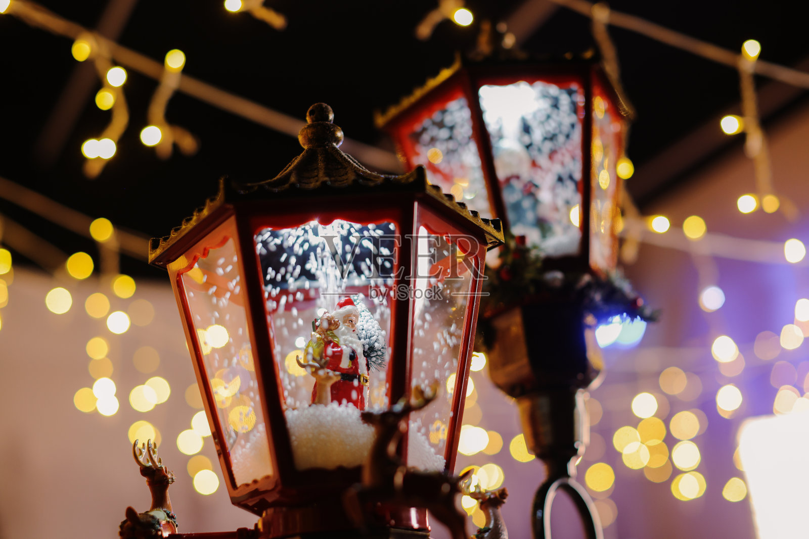 一盏灯笼坐在外面，前面有一些灯和雪照片摄影图片