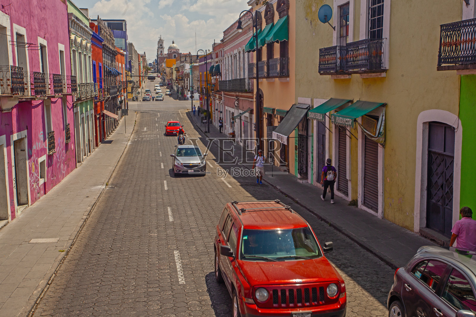墨西哥，普埃布拉——2022年3月19日:普埃布拉市中心街道的景色照片摄影图片