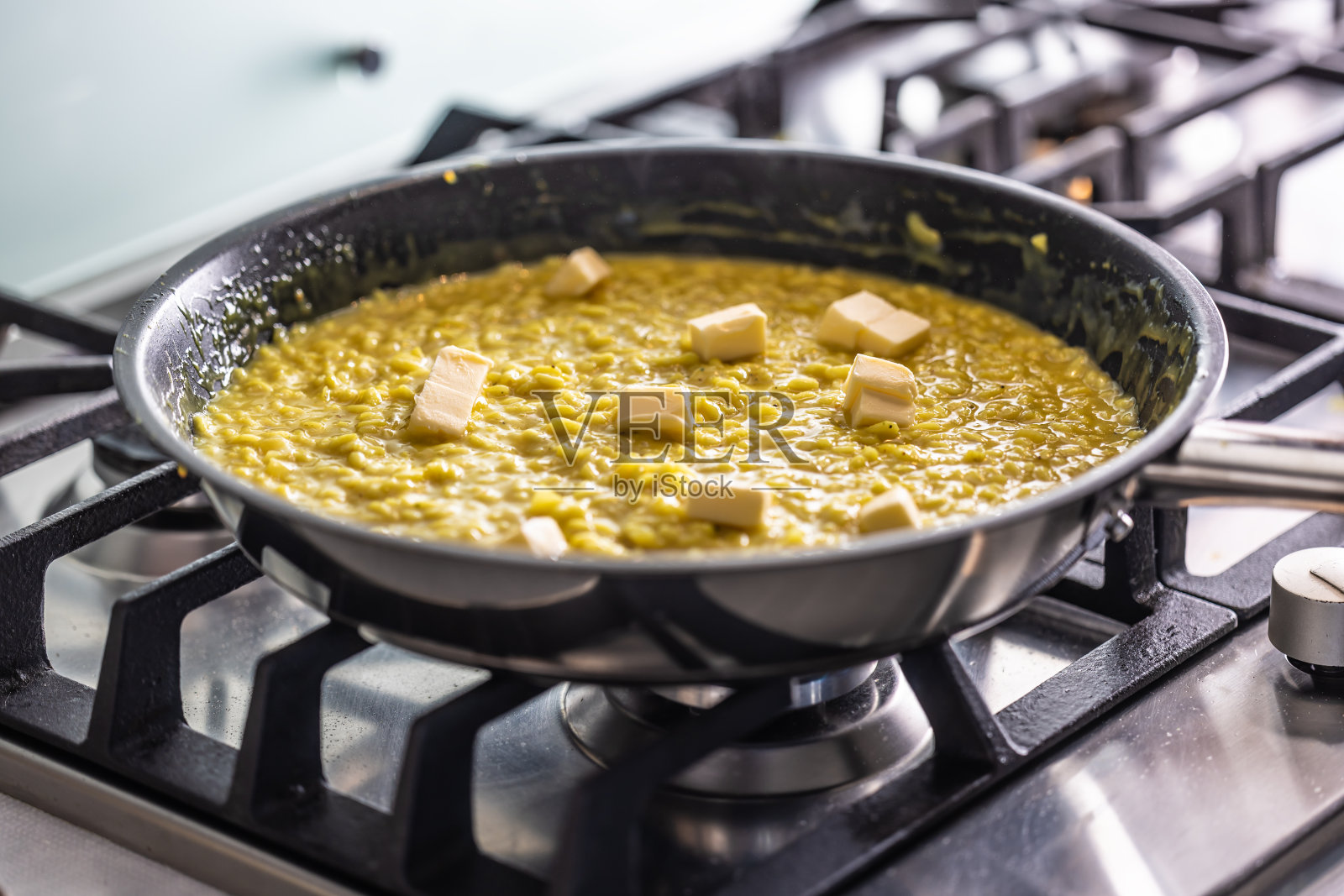 做意大利烩饭的一部分是在最后加黄油。照片摄影图片