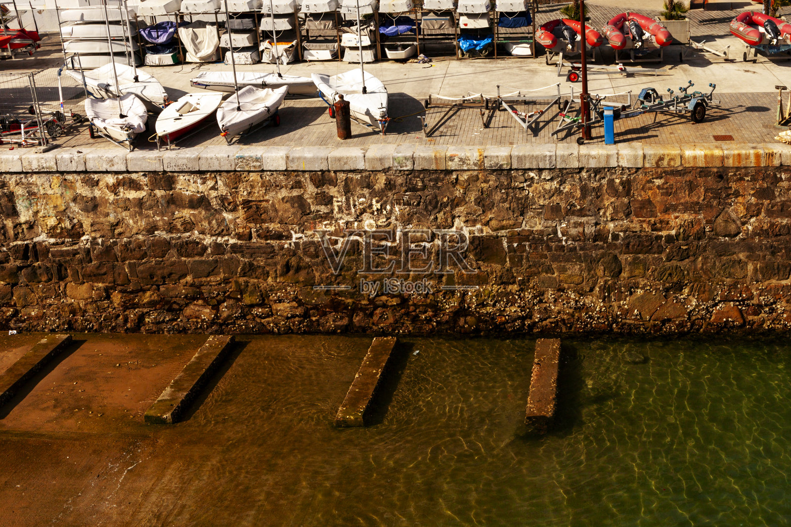西班牙San Sebastián (Donostia / San Sebastián)的San Sebastián港口的船坡道照片摄影图片