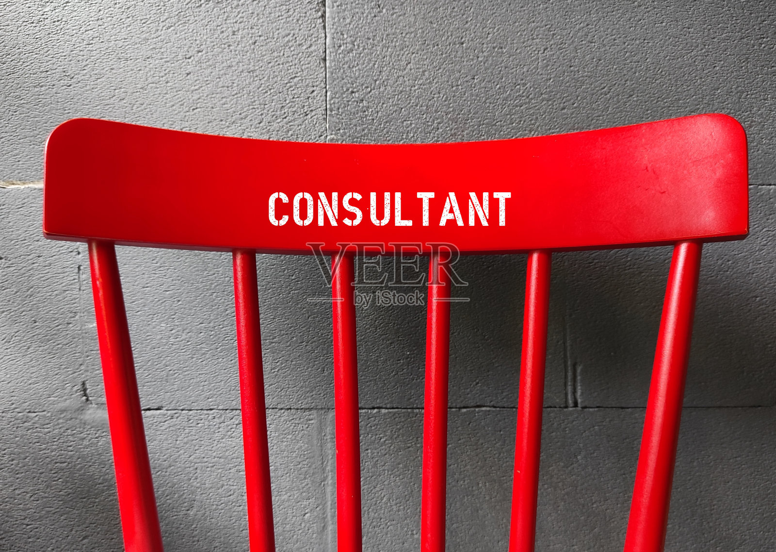 红色椅子背面有文字白色背景的顾问，有文案空间，专业或专家的概念，在专业或专业领域提供建议和活动照片摄影图片