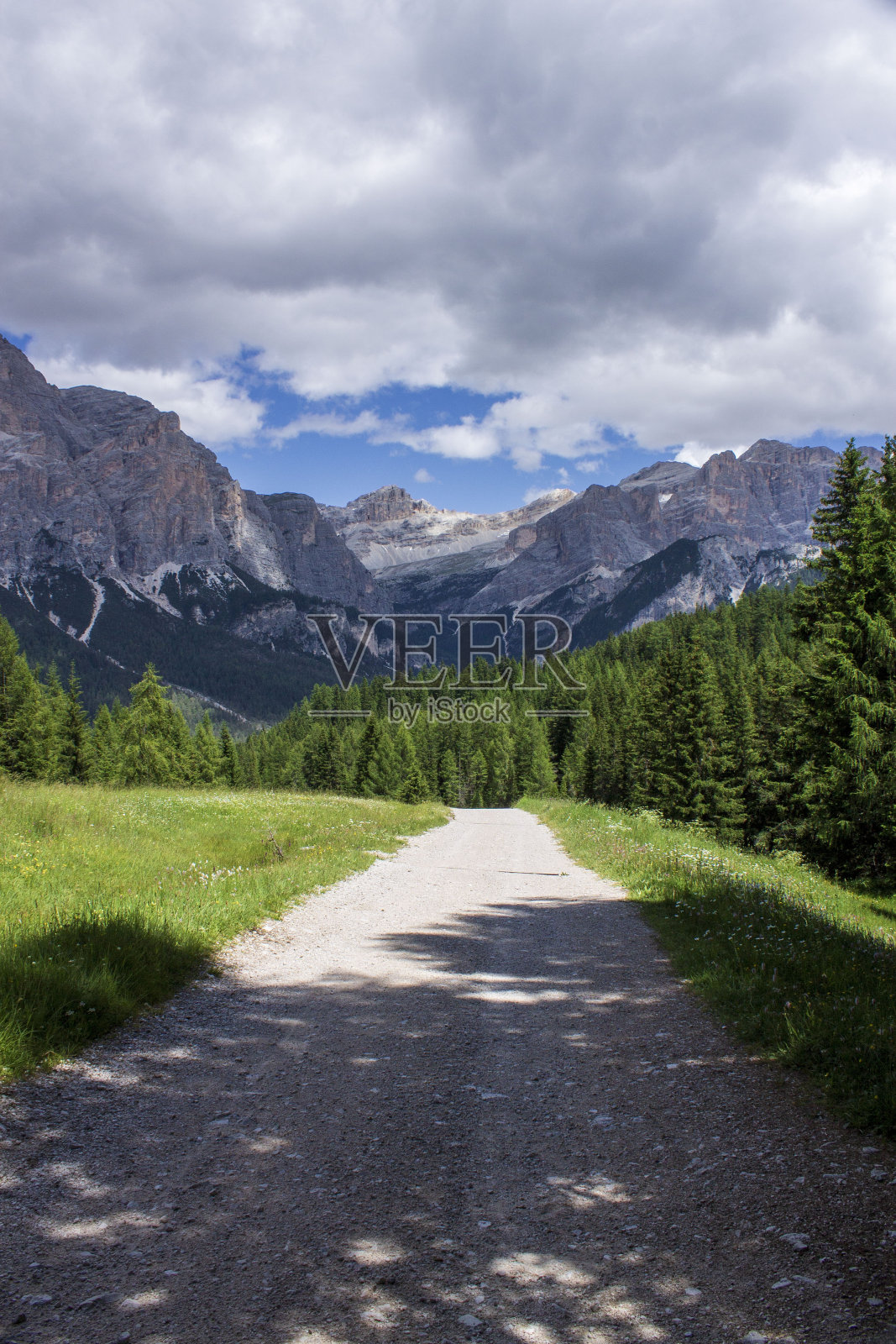 意大利山景与云照片摄影图片