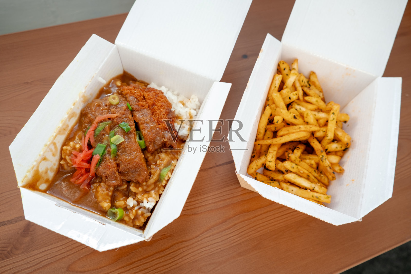 外卖炸鸡配调味薯条照片摄影图片