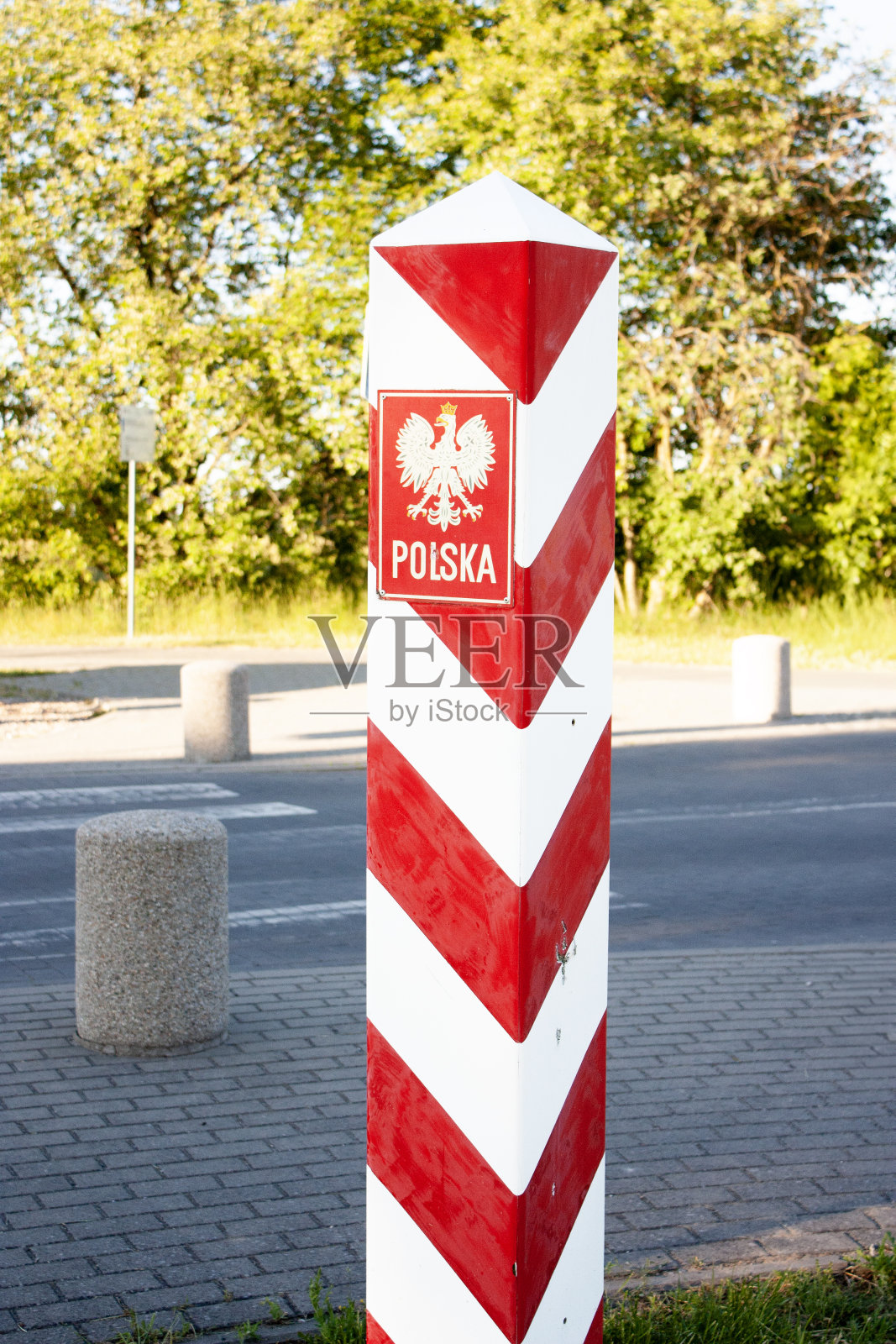 波兰边境的红白色柱照片摄影图片