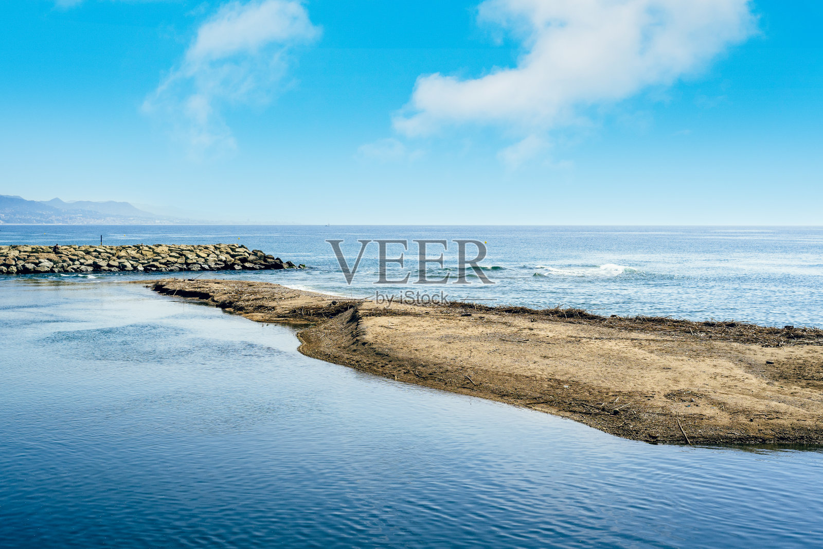 Besòs河汇入地中海，圣阿德里格斯Besòs，西班牙照片摄影图片