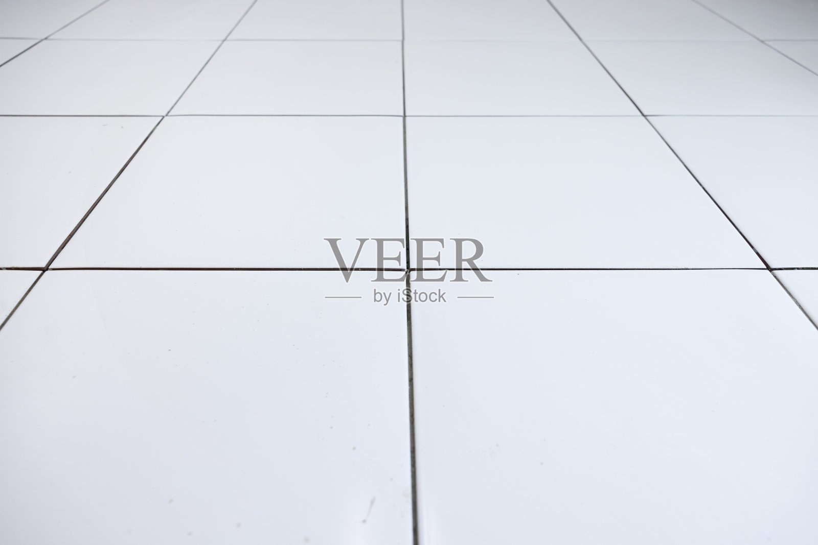 房间内正在施工的瓷砖地板。照片摄影图片