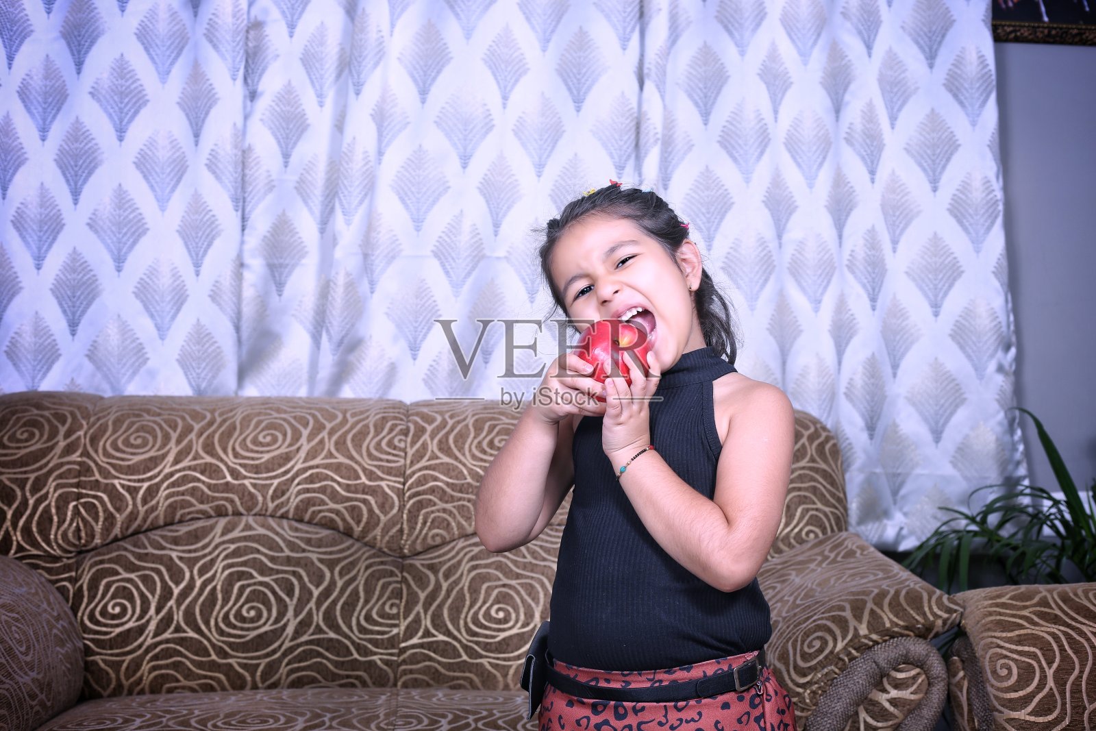 孩子女孩吃时令蔬菜和水果和饮料照片摄影图片