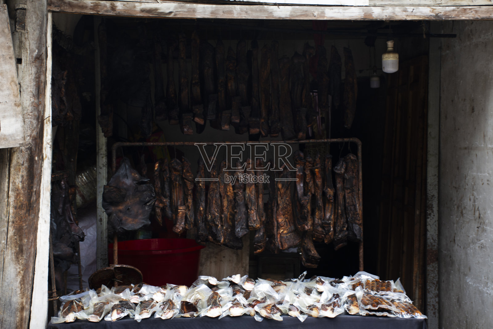 传统中国美食美食或保留地方美食文化部落金华云南干腌火腿或金华猪肉为人们旅游旅游参观选择购买烹饪在永顺，中国湖南照片摄影图片