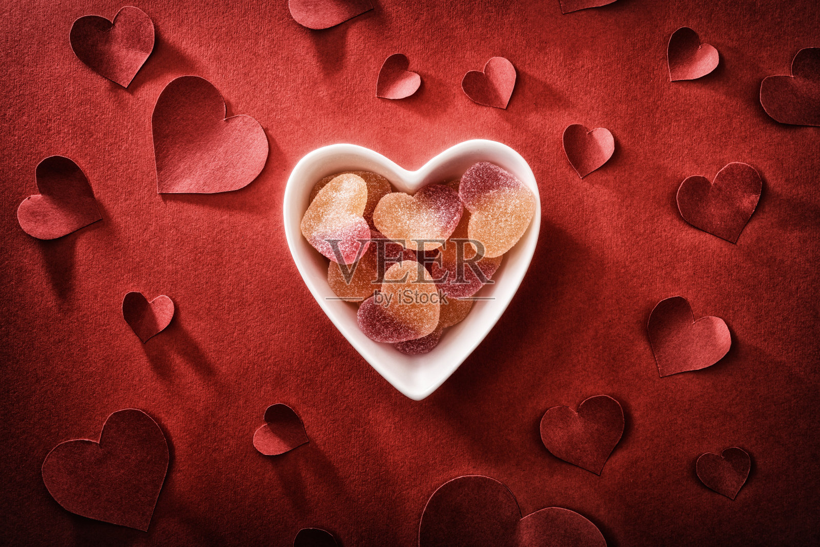 容器与糖果在红色纹理背景与心照片摄影图片