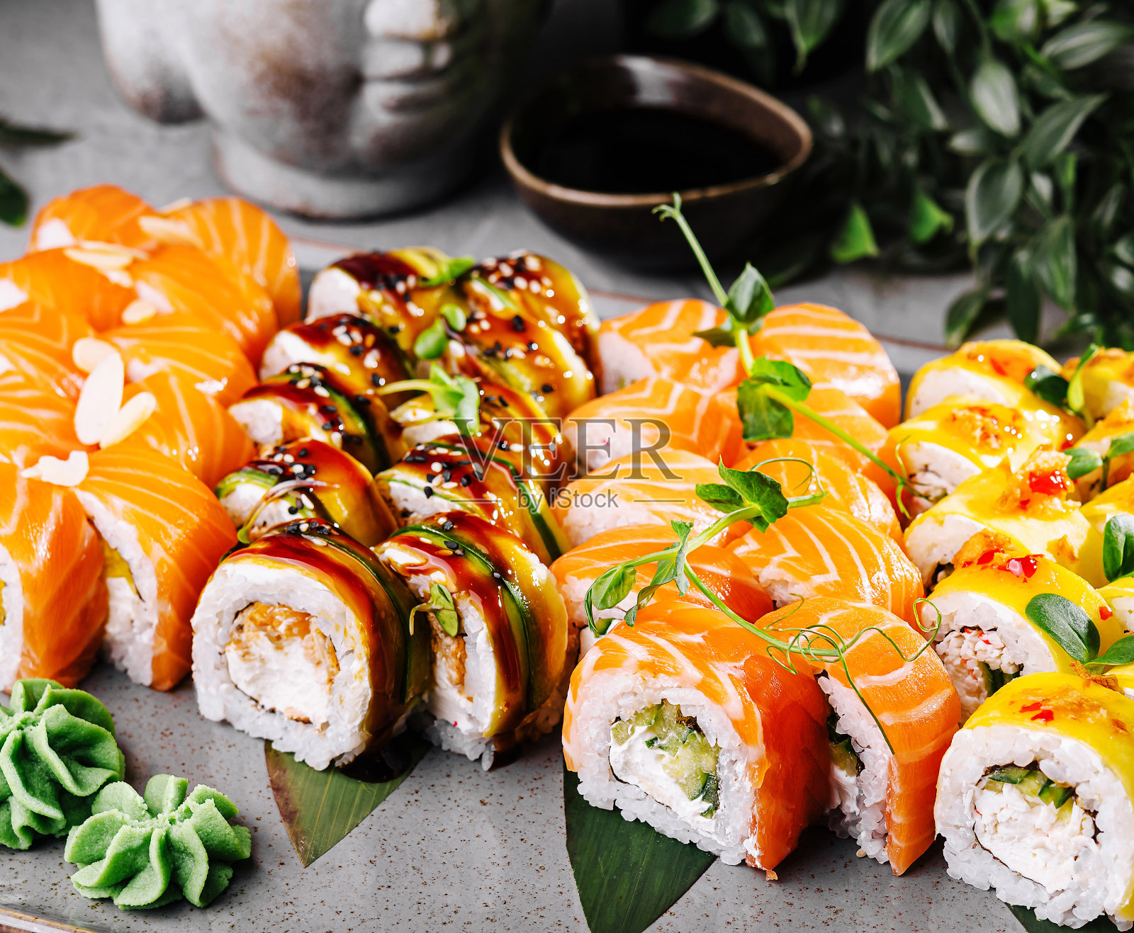 什锦寿司卷拼盘在优雅的餐桌设置照片摄影图片