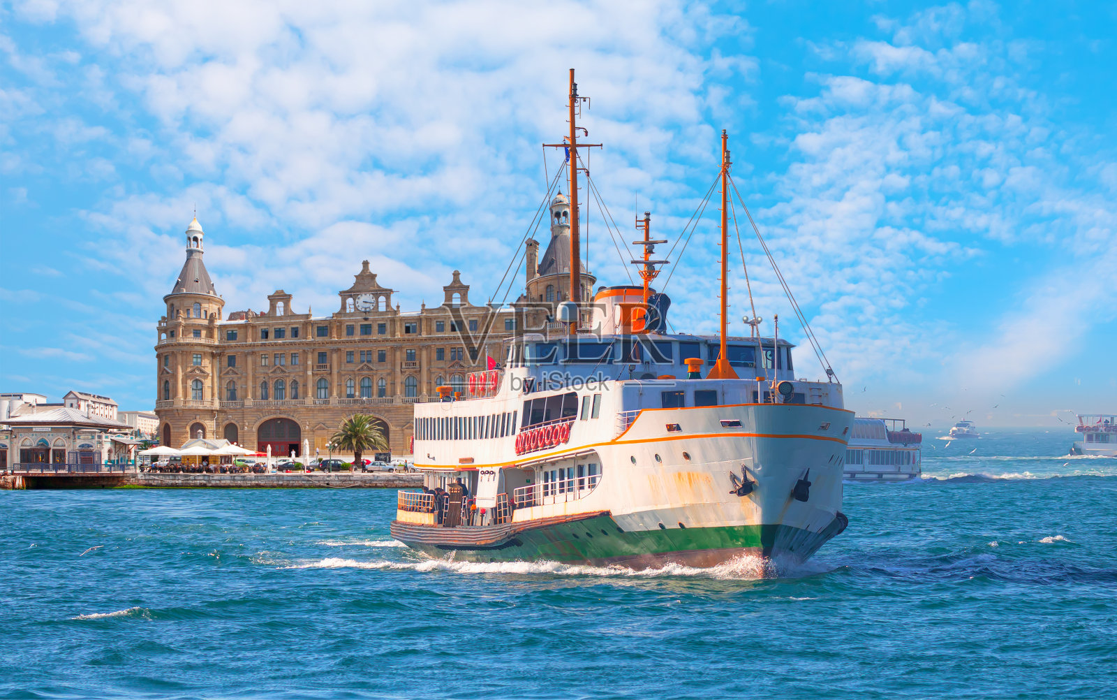 在土耳其伊斯坦布尔市的博斯普鲁斯海达尔帕萨(海达尔帕扎)火车站，一艘客轮后面的水路起泡照片摄影图片