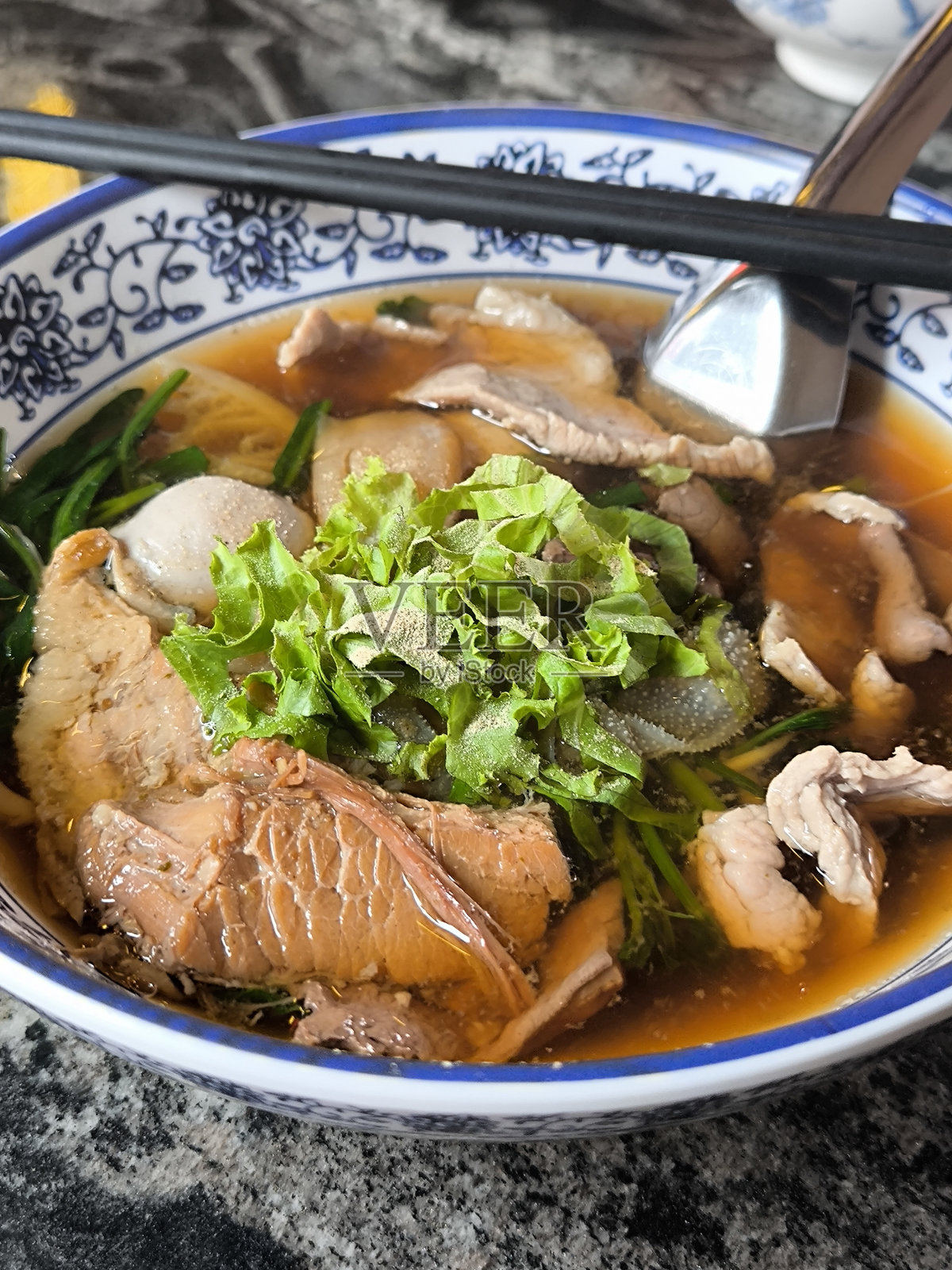 泰式红烧牛肉面照片摄影图片