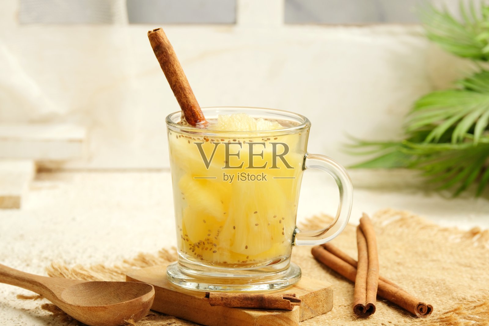 准备印尼传统饮品纳那士或菠萝肉桂潘趣炖汤照片摄影图片