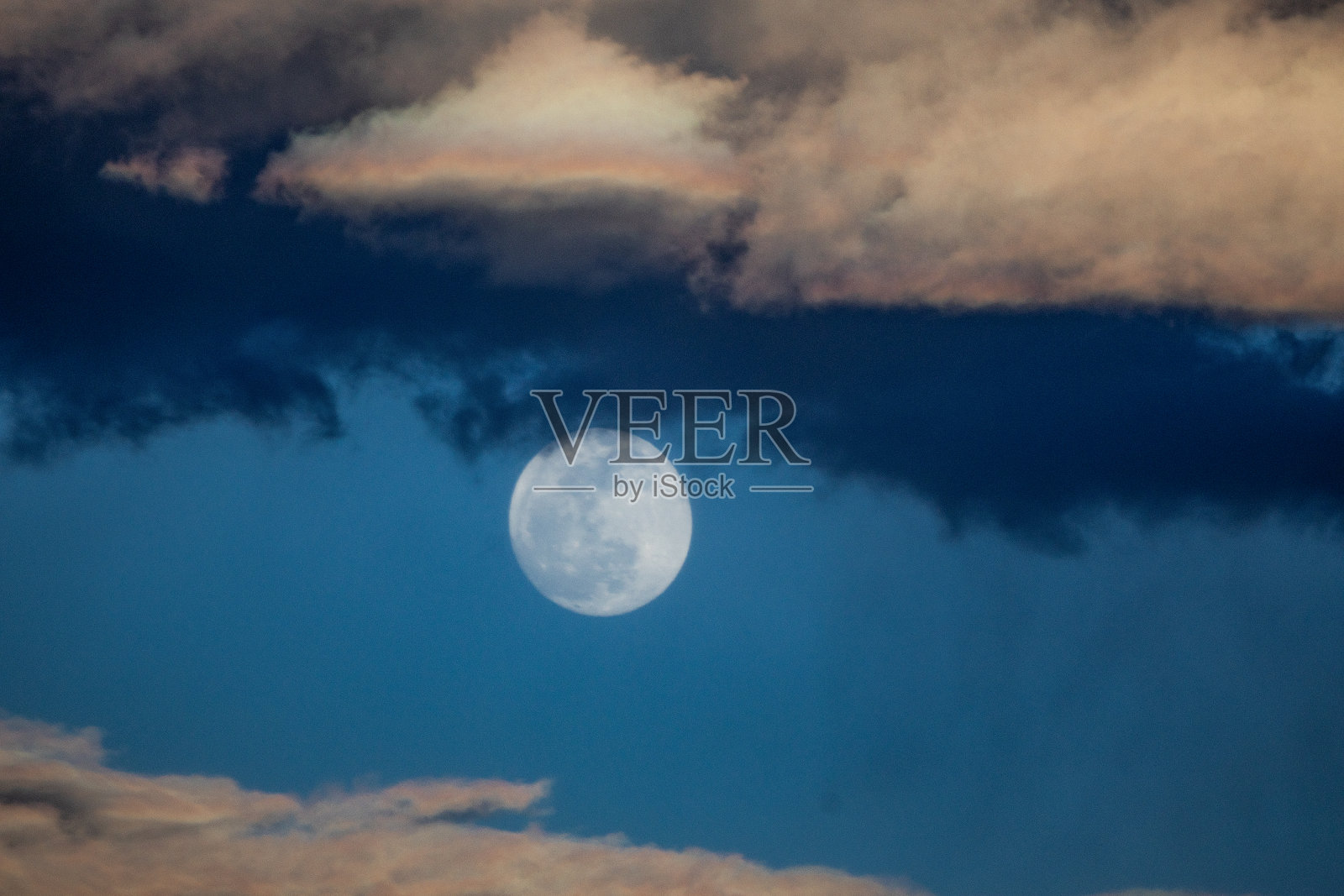 黑峡谷的满月照片摄影图片