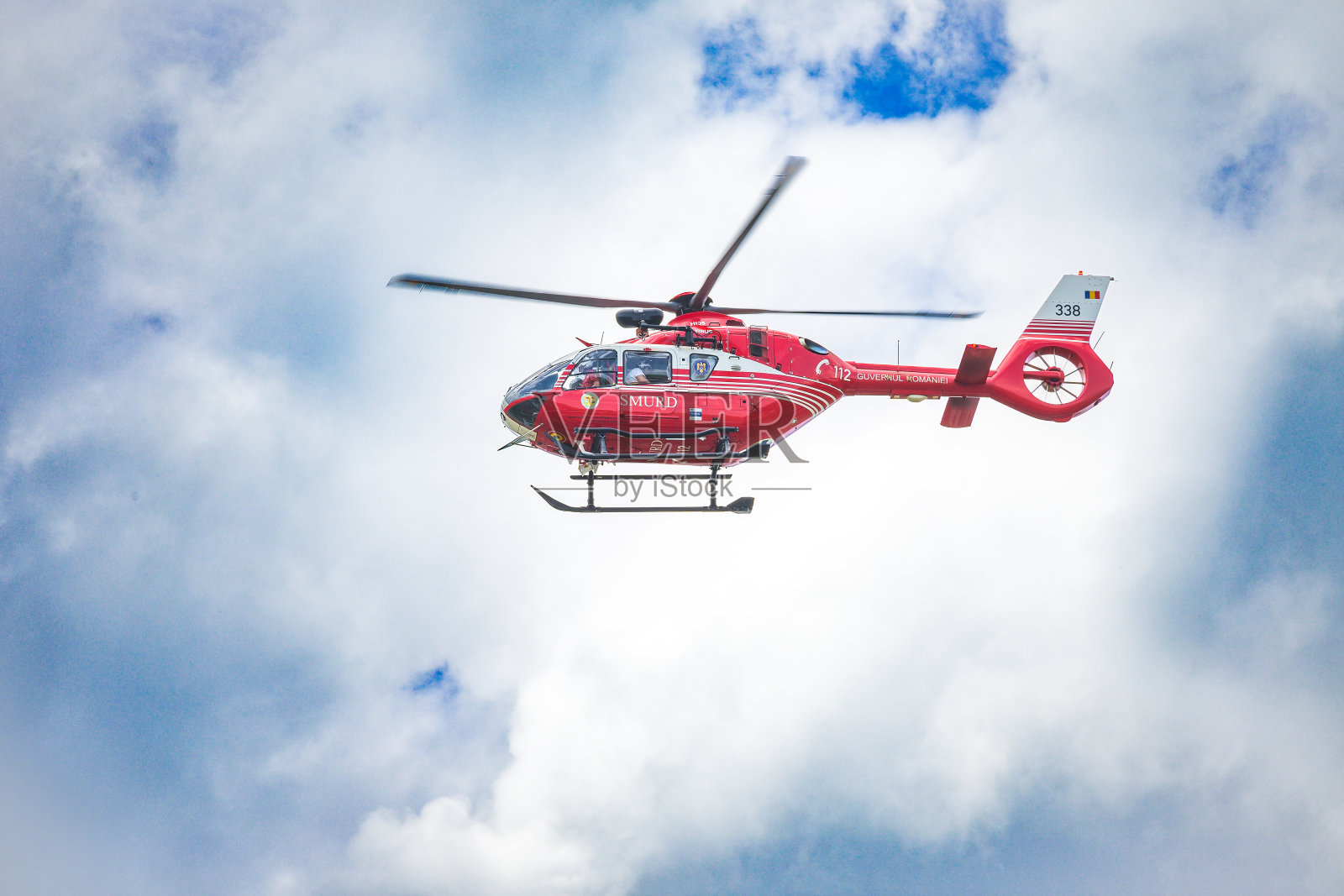 医疗直升机紧急将病人送往医院。照片摄影图片