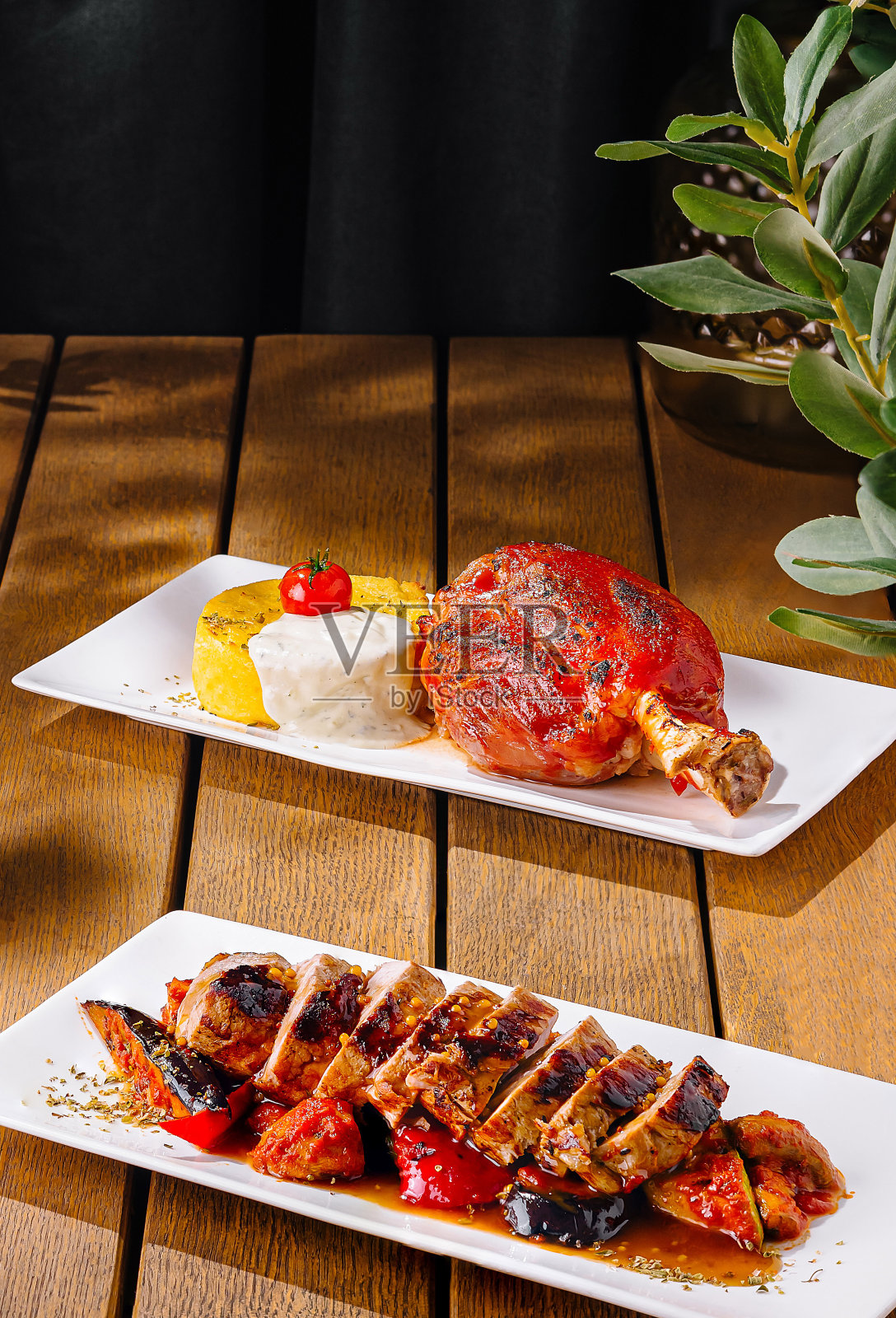 木桌上各式各样的美味烤肉照片摄影图片