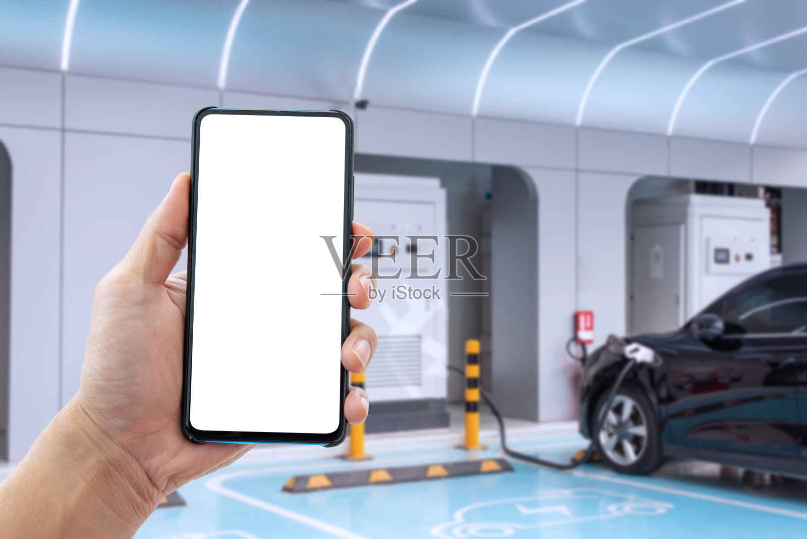 电动汽车充电站的智能手机显示屏照片摄影图片
