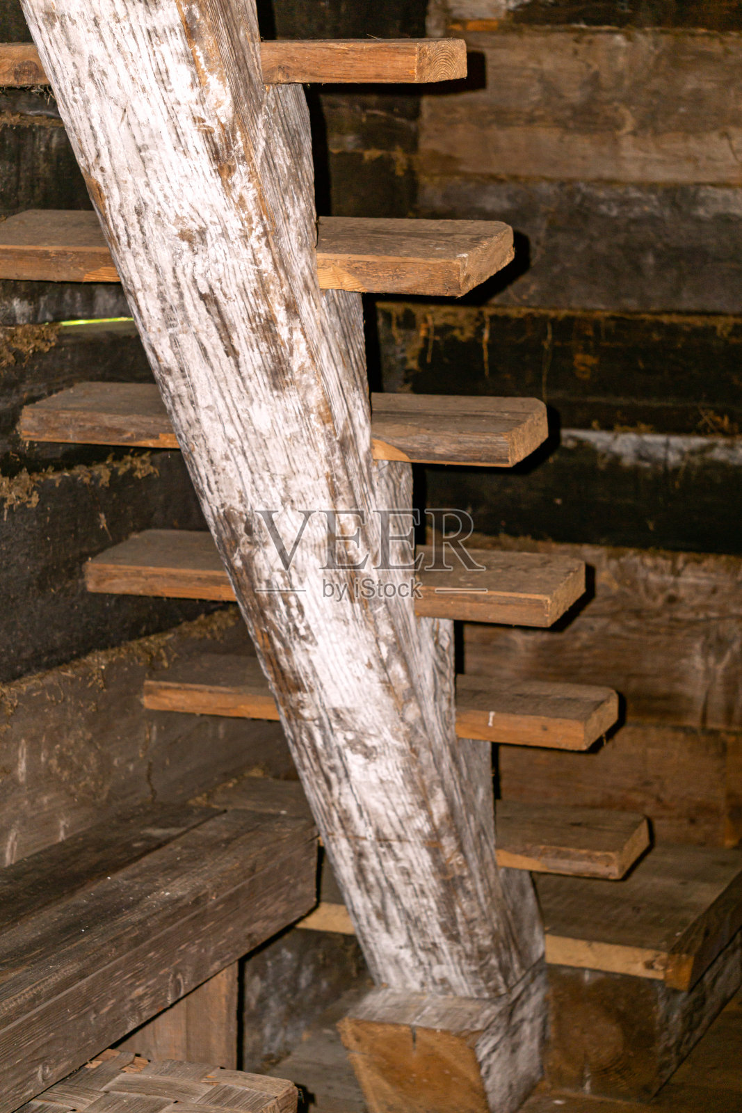 楼梯与木制台阶上升和下降。照片摄影图片