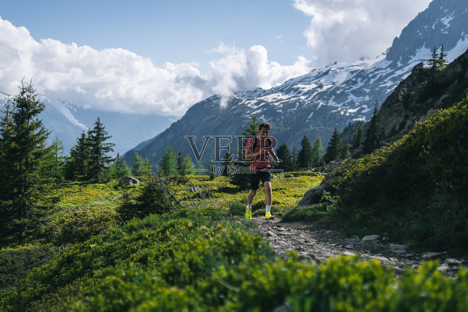 越野跑者沿着山道跳跃照片摄影图片