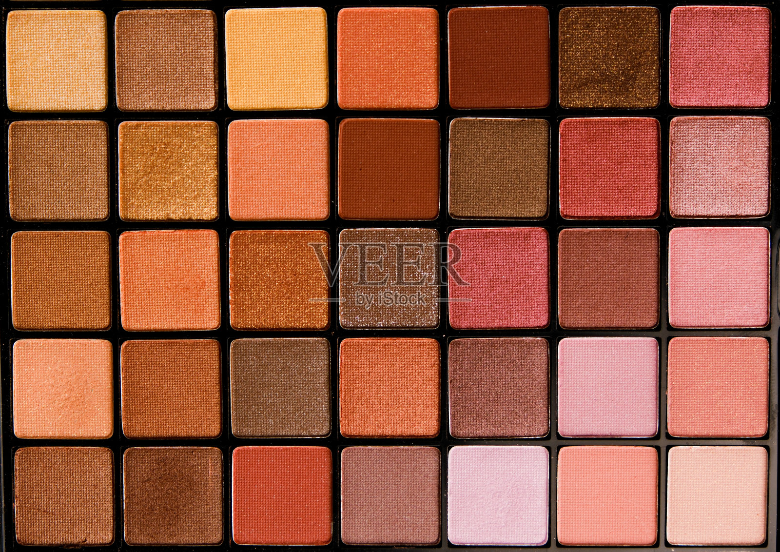 化妆用的各种眼影颜色的调色板，突出化妆品或美容产品的多功能性。照片摄影图片