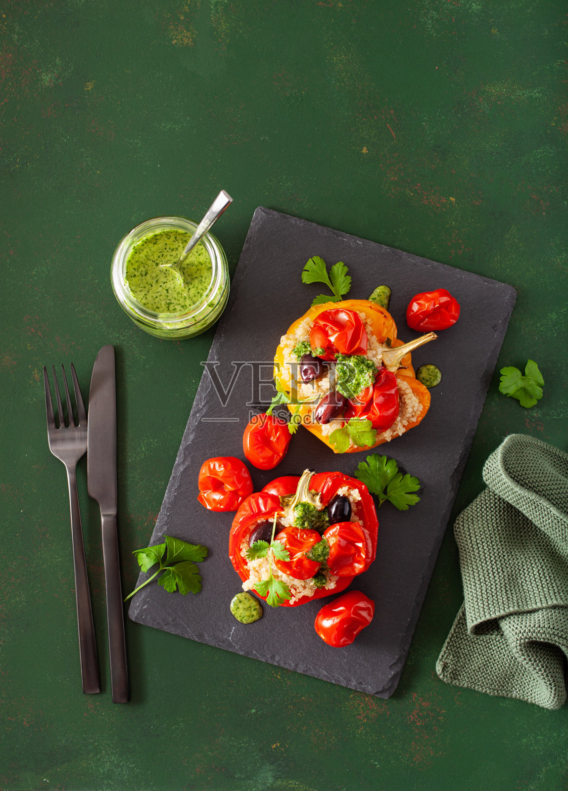 用藜麦、西红柿、橄榄和香草酱拌青椒照片摄影图片