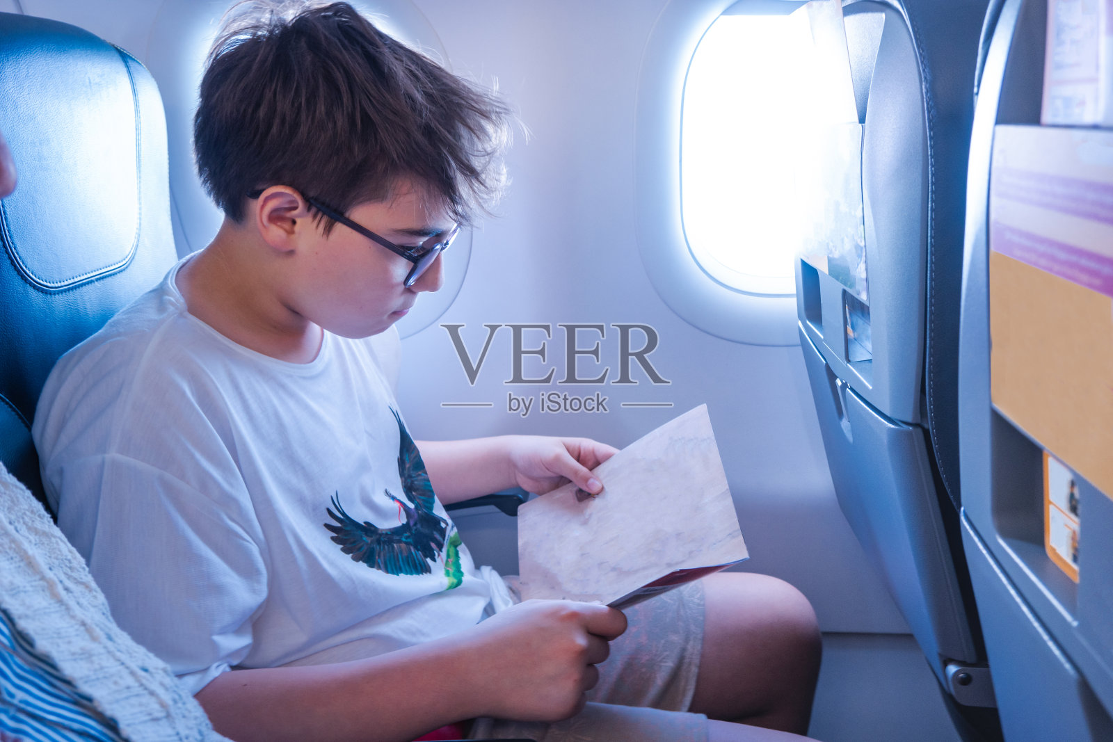 孩子读菜单照片摄影图片