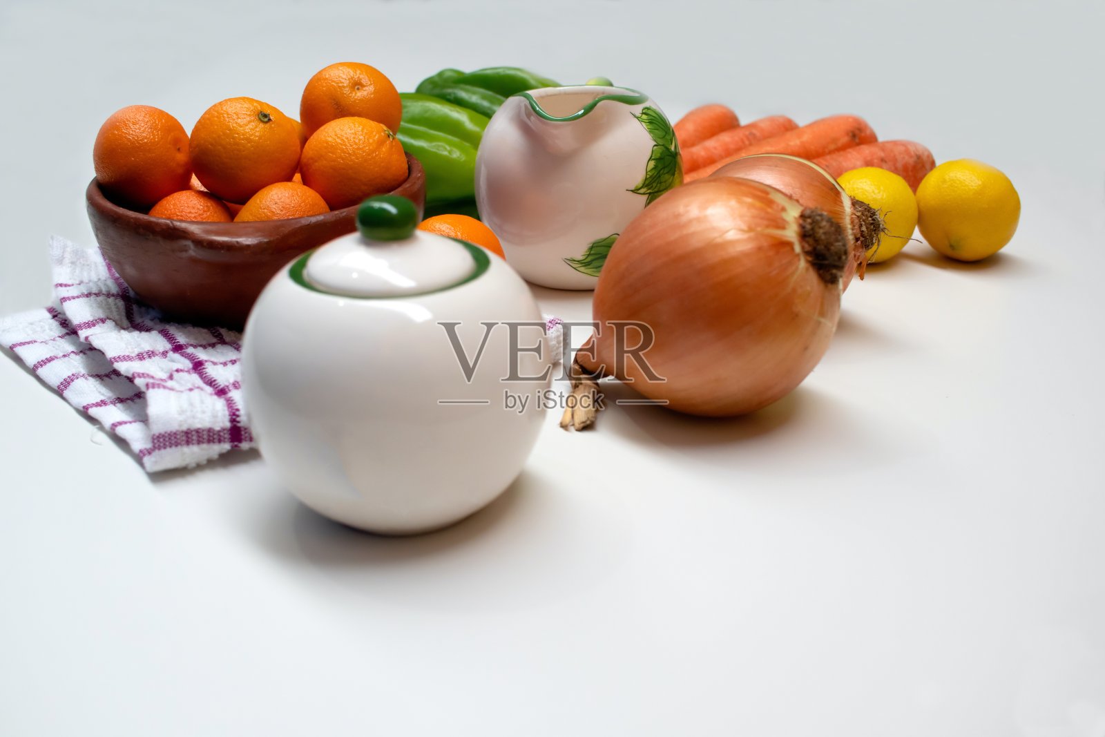 漂亮的新鲜蔬菜放在白色的桌子上照片摄影图片