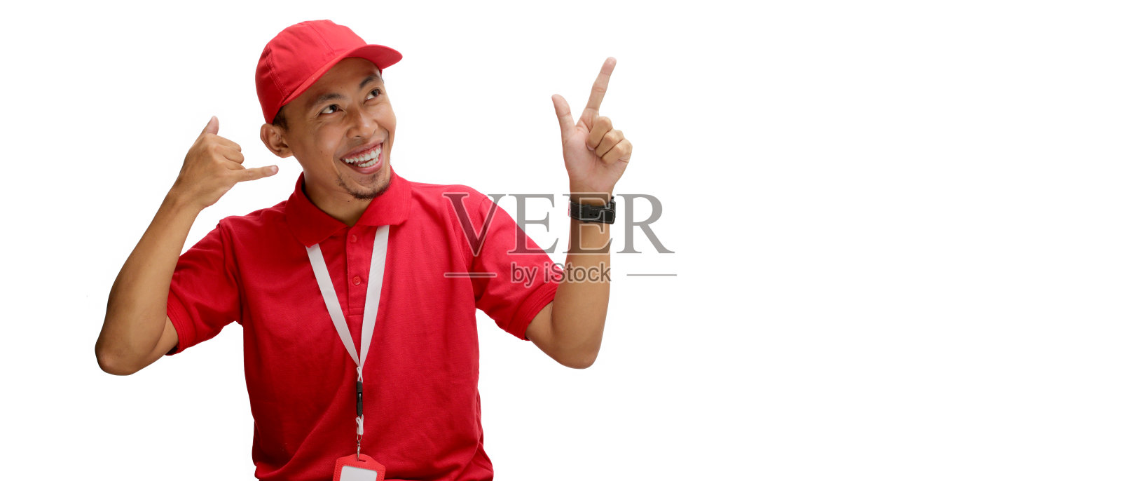 亚洲快递员用“打电话给我”的手势指着拷贝空间照片摄影图片