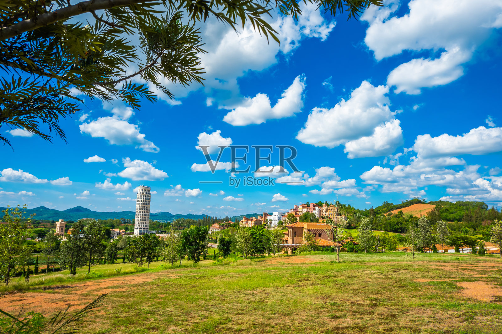 美丽浪漫的威尼斯风格的意大利乡村景观在山上蓝天白云背景在泰国。照片摄影图片