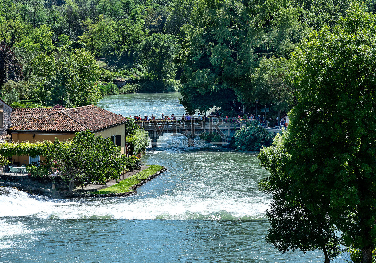 从维罗纳的Borghetto sul Mincio小桥顶上的景色照片摄影图片