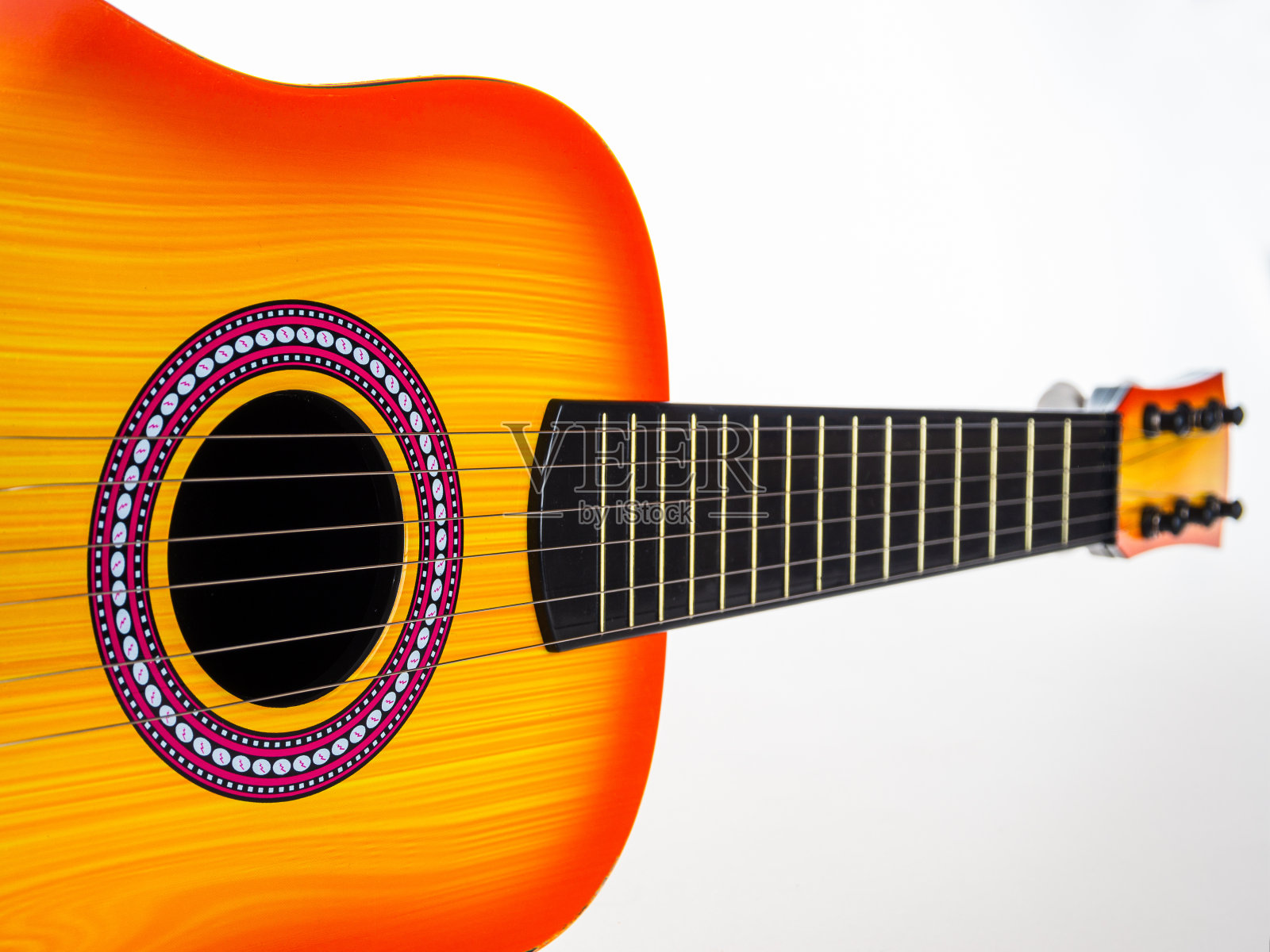 原声吉他与弦乐演奏的音乐作品，孤立的白色背景，调音吉他照片摄影图片