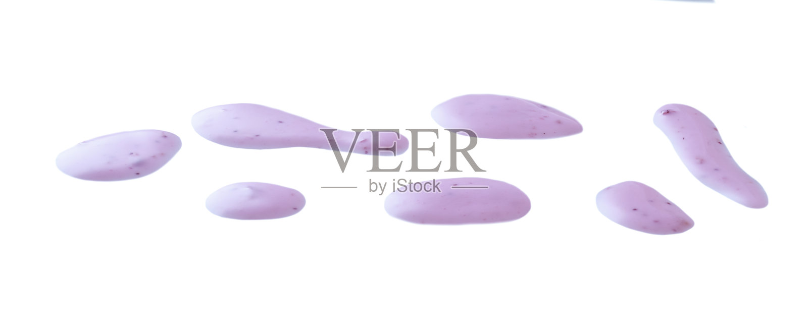 洒出的蓝莓酸奶水坑孤立在白色背景和纹理。照片摄影图片