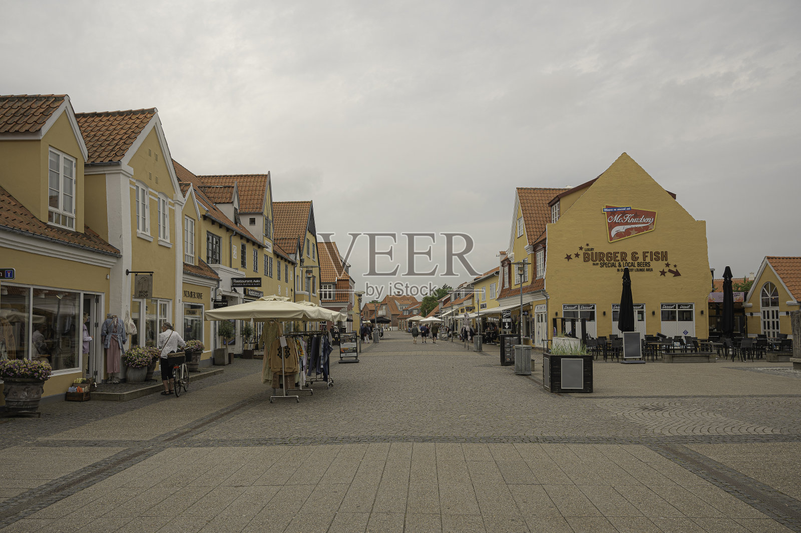 丹麦斯卡恩市中心的购物街照片摄影图片