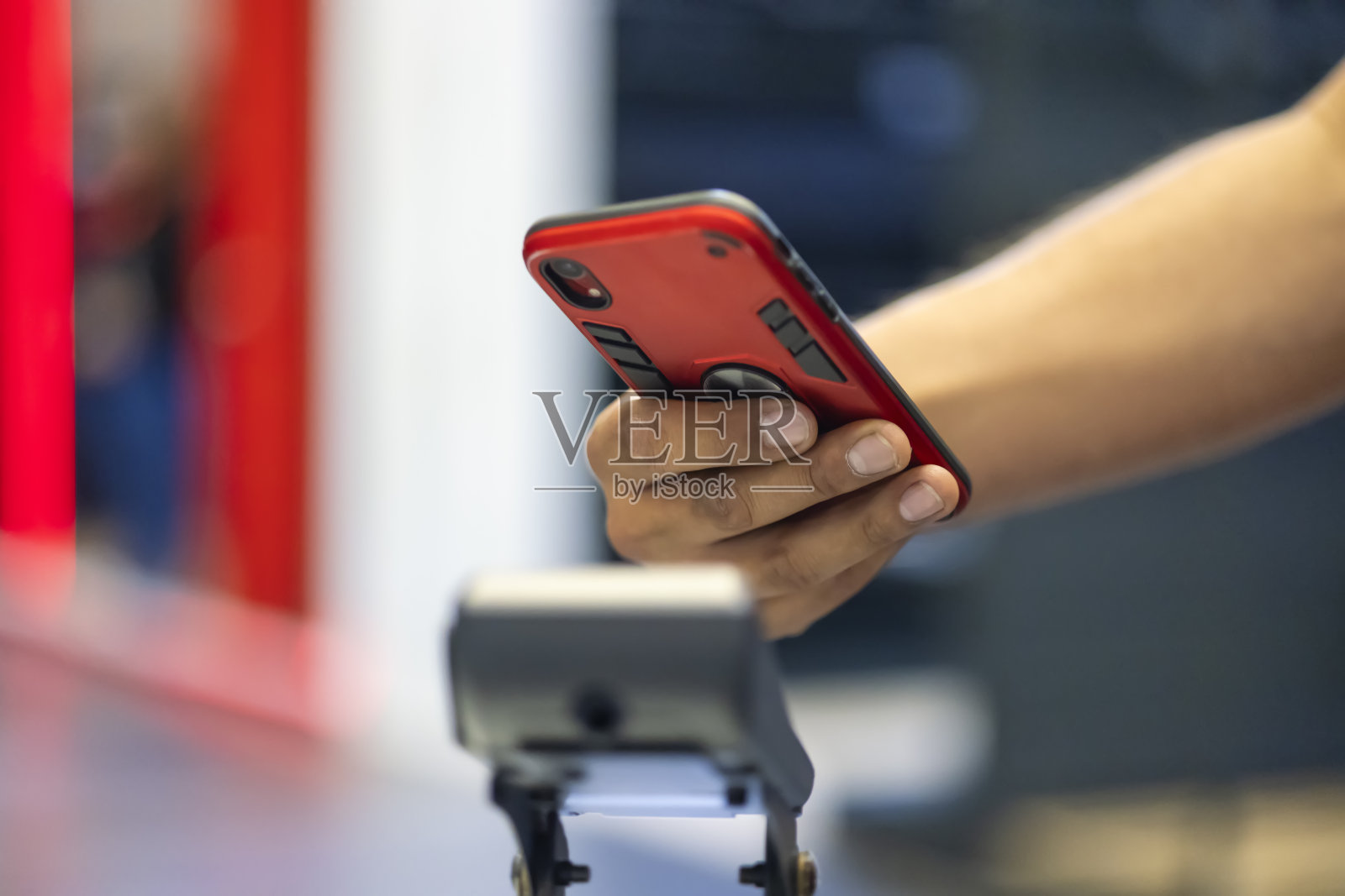 一名男子在结账时用手机付款照片摄影图片