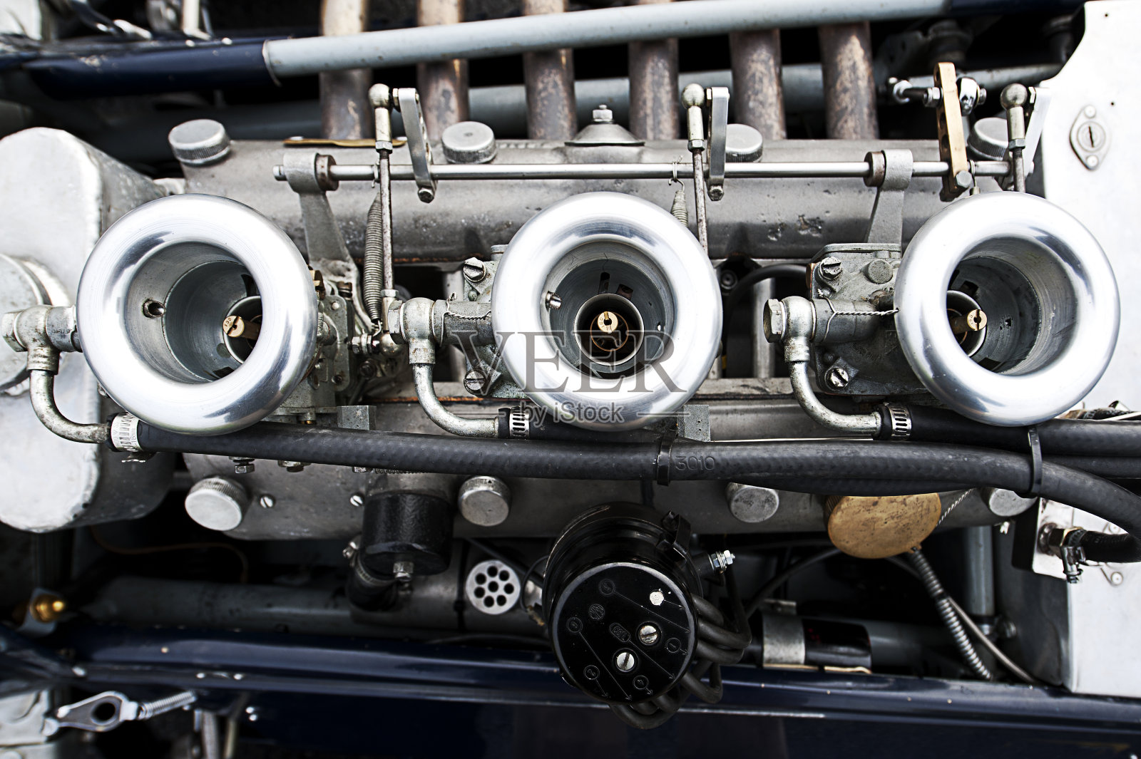 旧的四缸内燃机与化油器进气漏斗特写，英国照片摄影图片