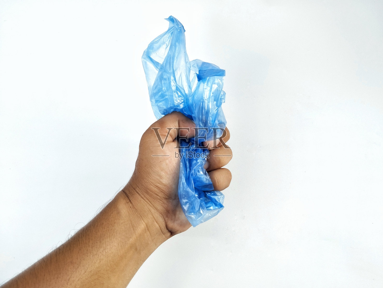 手拿皱巴巴的塑料袋孤立在白色背景中照片摄影图片