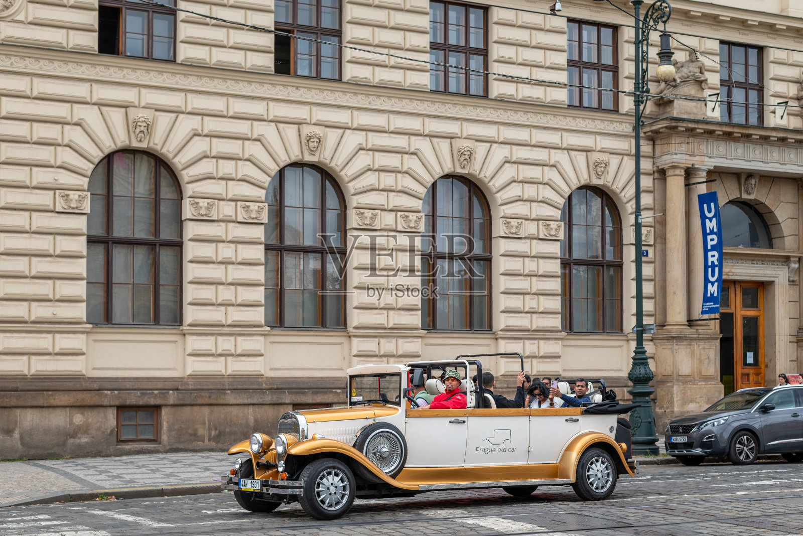 经典的复古老爷车观光游览布拉格历史悠久的市中心在布拉格，捷克共和国照片摄影图片