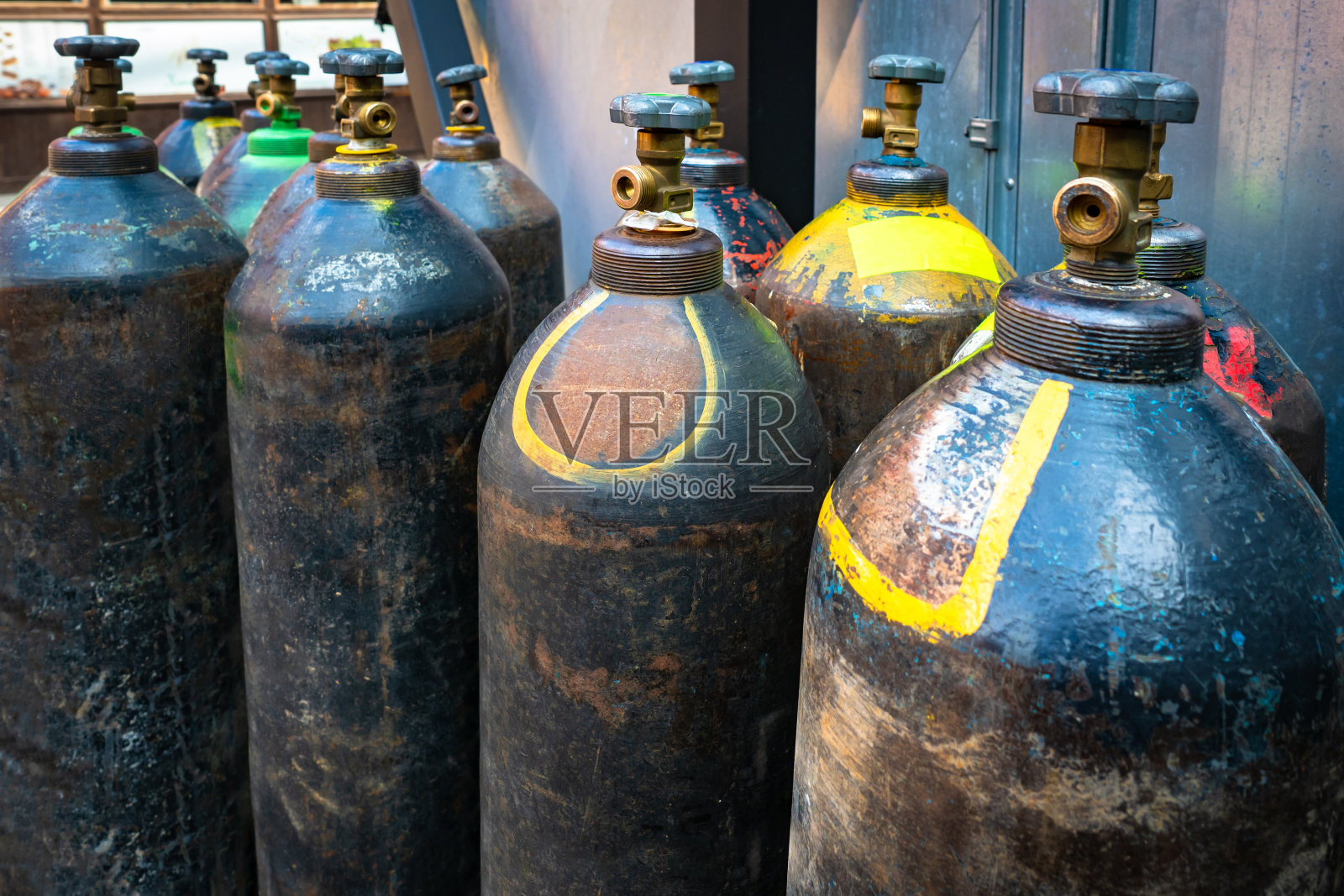 焊接用气缸。焊接混合物气瓶。丙烷。乙炔。碳酸。焊接设备。焊工的工作。照片摄影图片