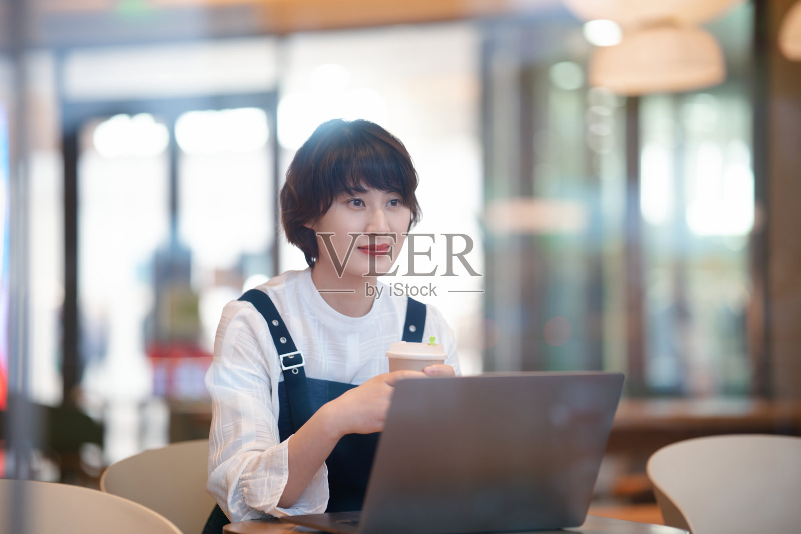 女商人在咖啡店用笔记本电脑照片摄影图片