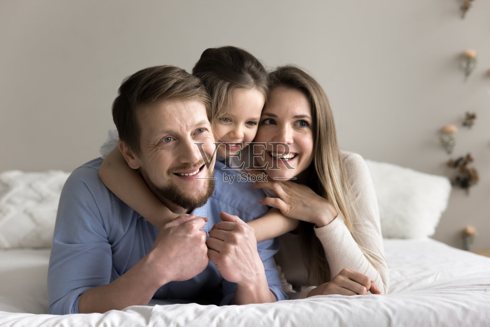 全家人在舒适的卧室里躺在舒适的床垫上休息照片摄影图片