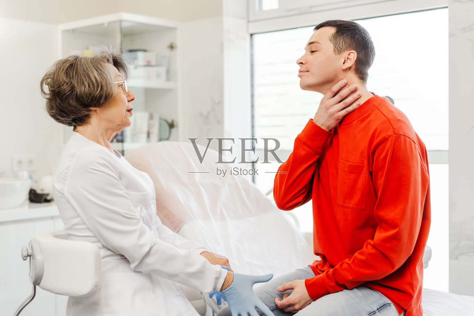 有魅力，年轻的病人，男人在和资深女人谈话，美容师，关于脸部美容治疗照片摄影图片