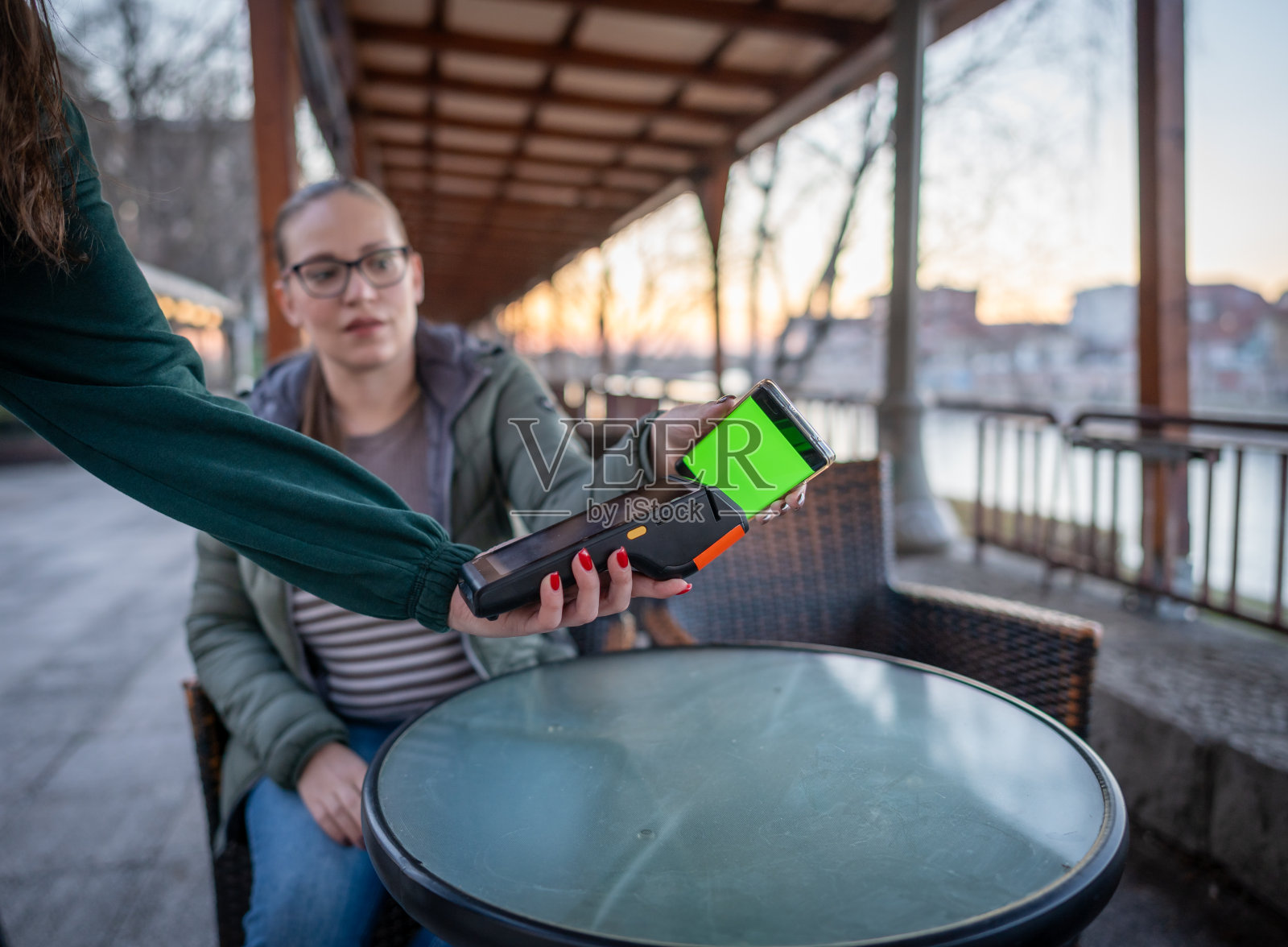 一位女士用手机付款照片摄影图片