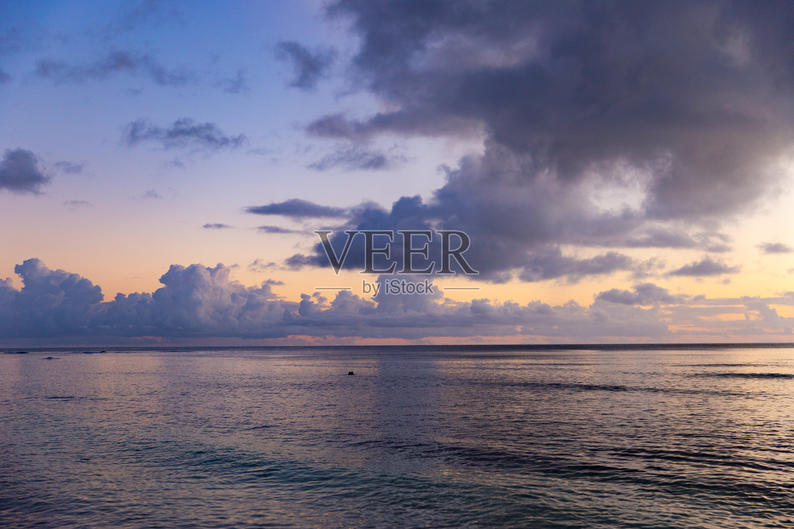 在Yasawa群岛的斐济Mantaray岛度假胜地，一个光荣的紫色和黄色发光的热带夏日日落照片摄影图片