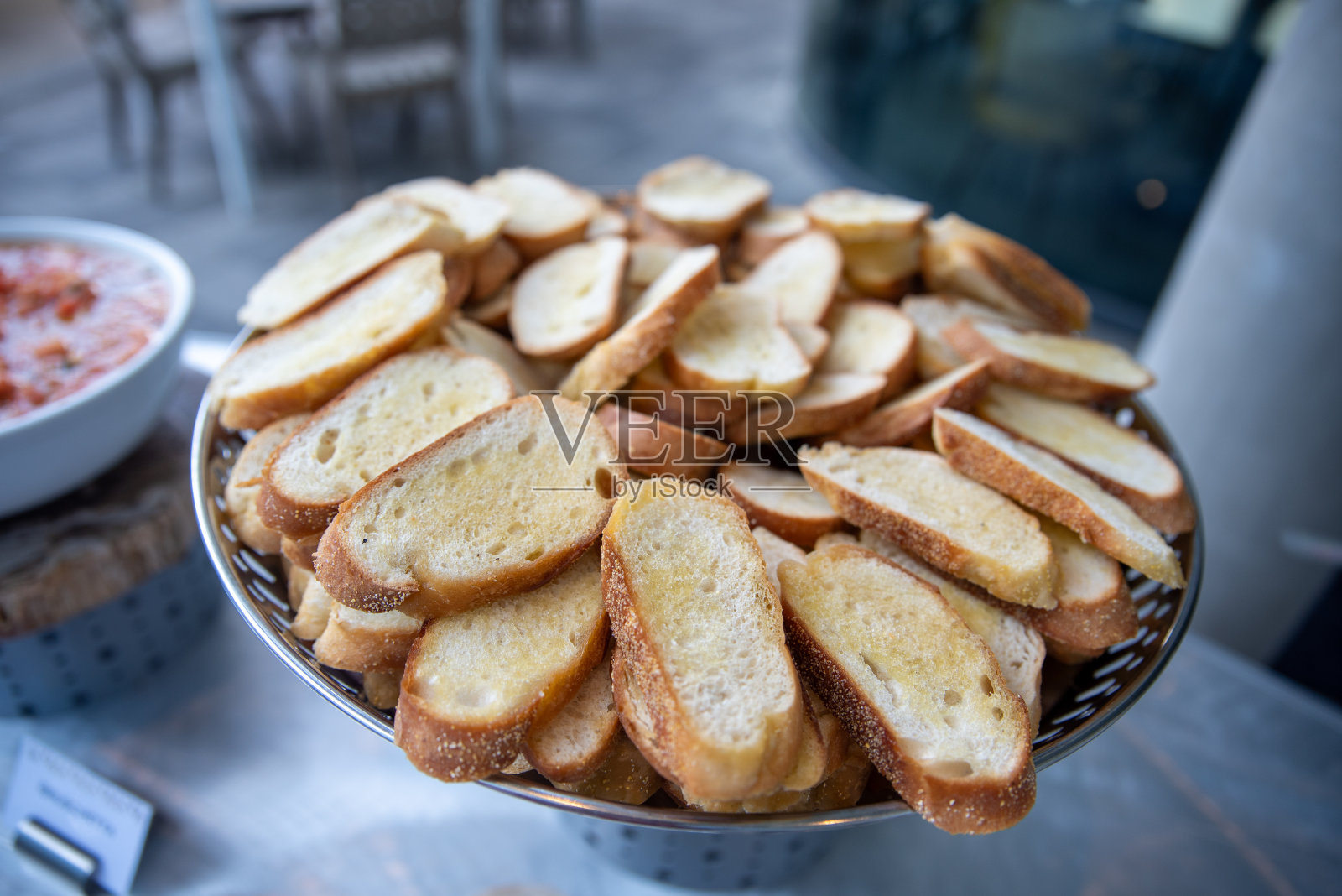 脆面包蘸着吃，蒜蓉面包丁照片摄影图片