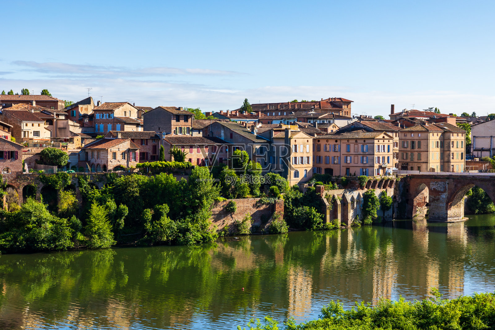 玛德琳区及其教堂，在塔恩河右岸，离阿尔比的贝尔比宫不远照片摄影图片