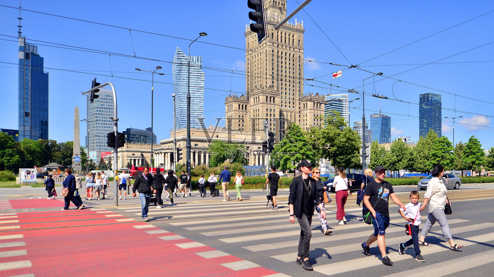 一个大城市的街道。不同年龄的人穿过马路。照片摄影图片