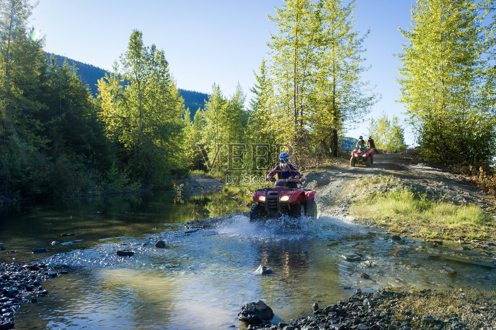 朋友开全地形车照片摄影图片