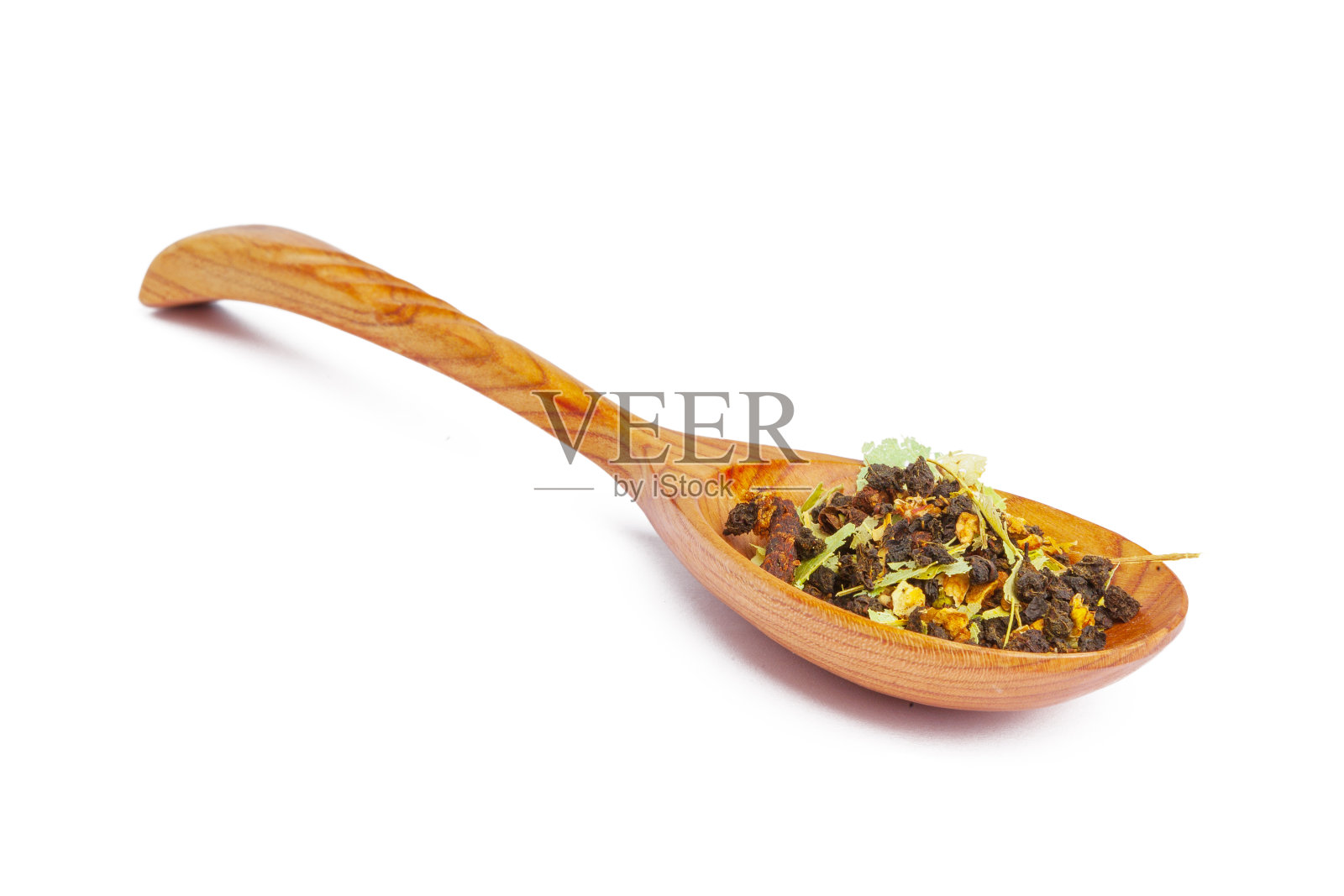 干茶放在木勺上，孤立在白色上照片摄影图片