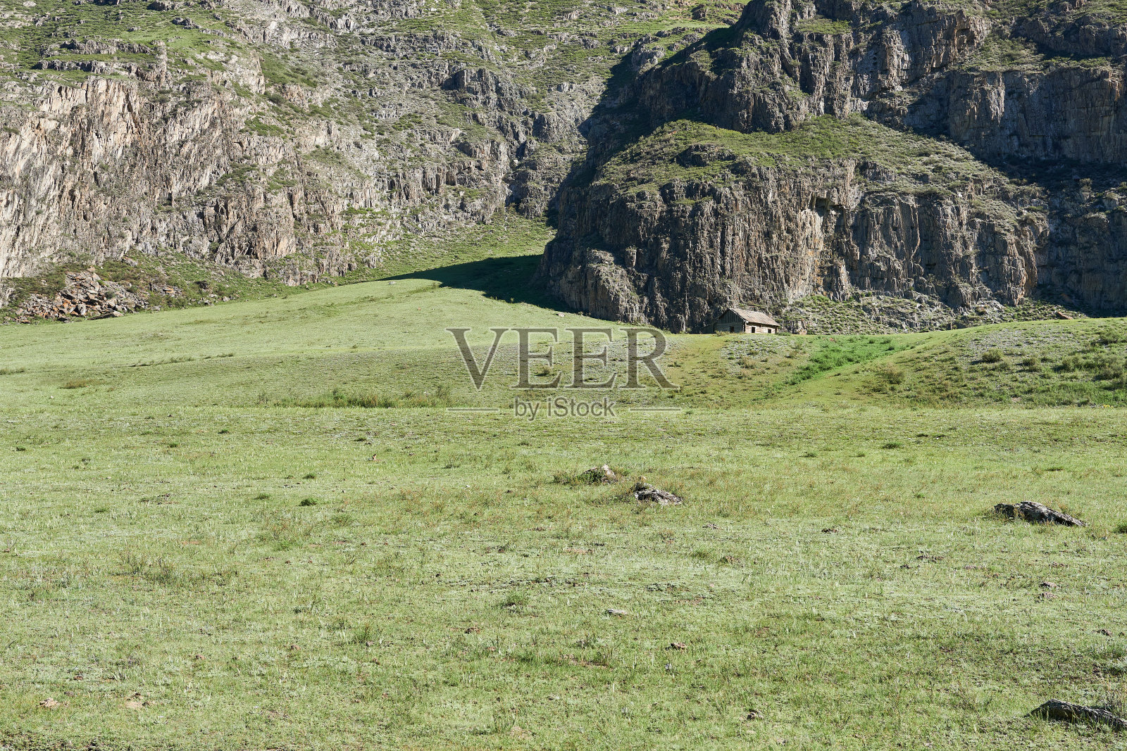 高山景观绿草蓝天，阿尔泰山。照片摄影图片
